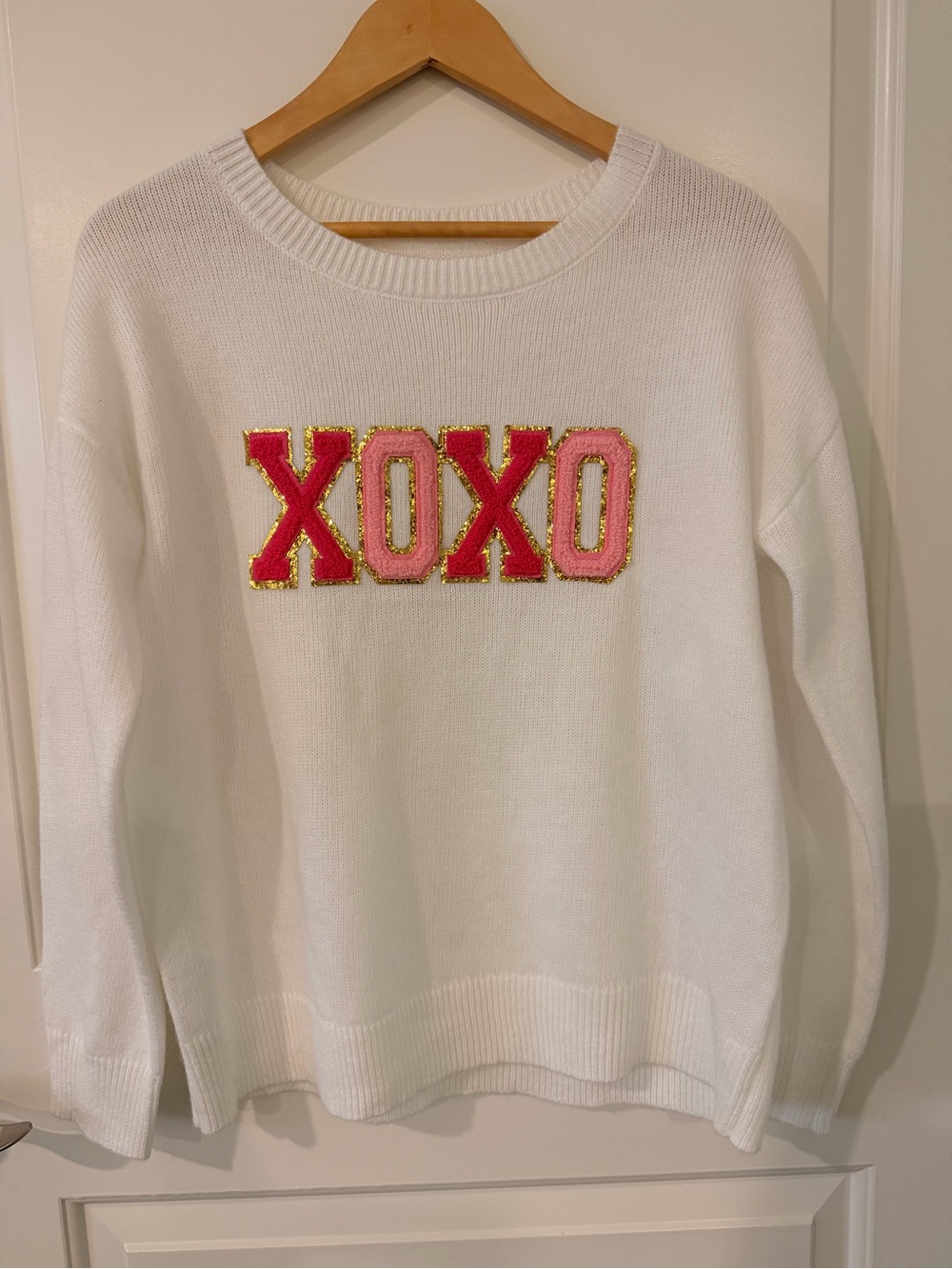 White XOXO Sweater Red Pink Gold Appliqué Size Small